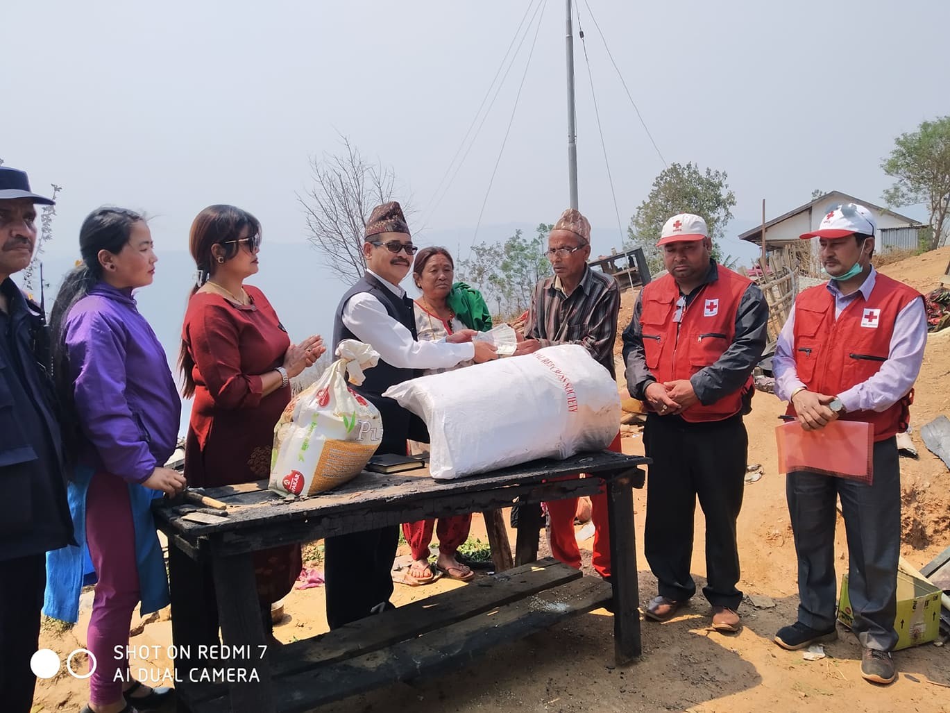 मिति २०७७-१२-२१ गते धनकुटा नगरपालिका वडा नं. ७ का श्री धन बहादुर पौडेलको घरमा आगलागी भई पीडितलाई मिति २०७७-१२-२२ गते राहत वितरण गरिएको