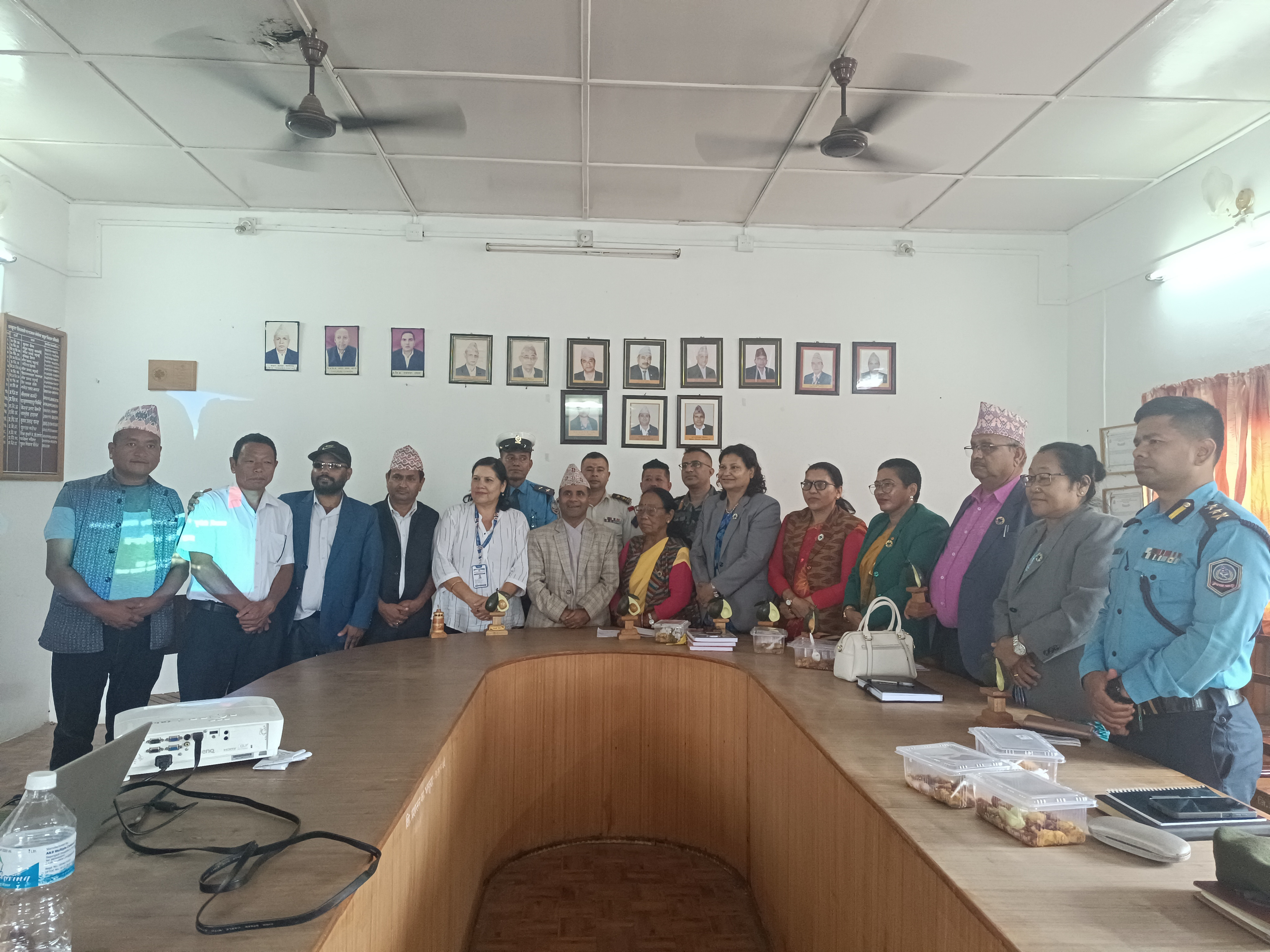 सार्वजनिक सवारी साधनको सञ्चालनलाई नियमन गर्ने विषय केन्द्रित  प्रमुख जिल्ला अधिकारी श्री पुण्यविक्रम पौडेलज्यूको  संयोजकत्वमा मिति २०८१/३/१७ गते बसेको बैठकको केही तस्विरहरु ।