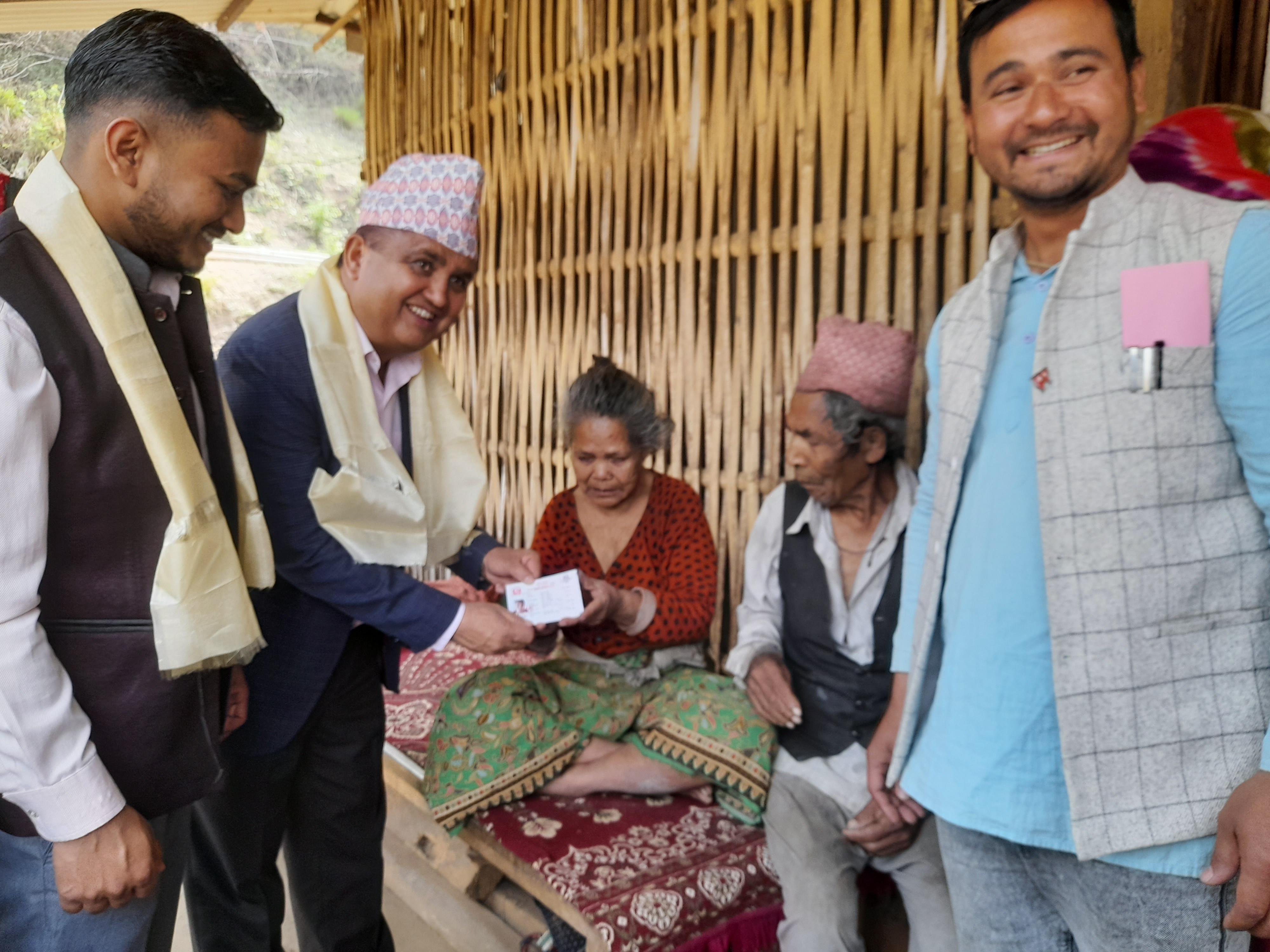 जिल्ला धनकुटा साँगुरीगढी गाउँपालिका वडा नं.१ निवासी वर्ष ६९ की, शारिरीक रुपमा  अपाङ्ग श्री मन माया दर्जीलाई मिति २०८०-०१-०७ गतेका दिन प्र.जि.अ. ज्यूबाट  नेपाली नागरिकताको प्रमाणपत्र प्रदान गर्नुहुदै