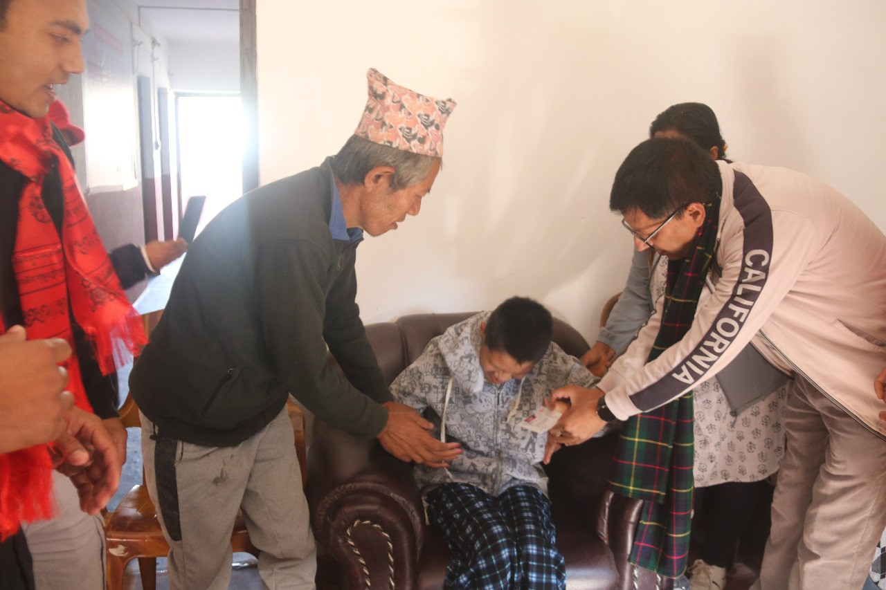 जिल्ला प्रशासन कार्यालय, धनकुटाबाट मिति २०८१/०८/१५ गते शनिवारका दिन   श्रीमान् प्रमुख जिल्ला अधिकारी टुवराज पोख्रेल सहितको टोलीले साँगुरीगढी गा.पा. स्थित वडा नं. २ र ८ मा रहेका शारीरिक र मानसिक रुपमा अशक्त ४ (चार) जना व्यक्तिहरुलाई घरमै पुगी नागरिकता वितर